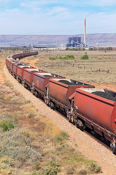cargan carbón tren llega a la estación de alimentación - train coal mining australia fotografías e imágenes de stock