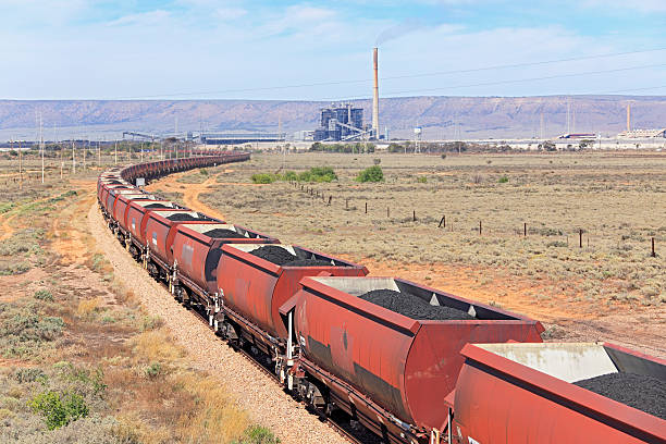 carvão chegar de comboio carregado no deserto australiano central elétrica - train coal mining australia imagens e fotografias de stock