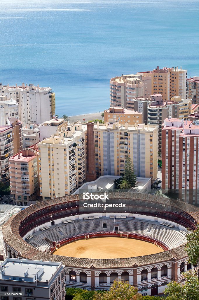Malaga bull ring, città edifici e Mar Mediterraneo. - Foto stock royalty-free di 2015