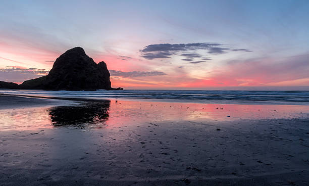 piha słońca - nobody rock coastline sea zdjęcia i obrazy z banku zdjęć