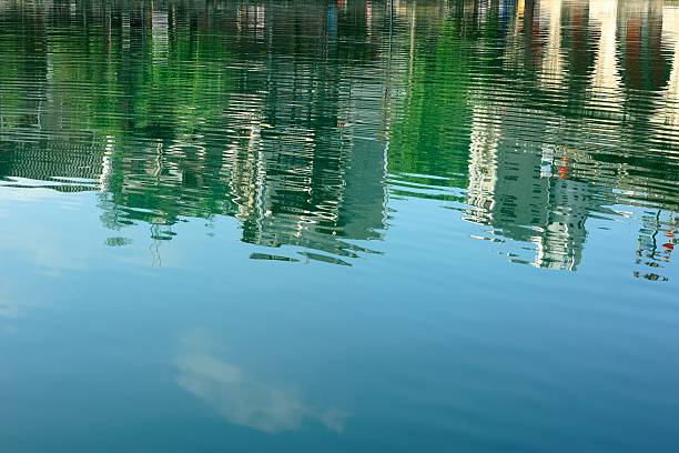 antica città di riflessione nel fiume 04 - kaili foto e immagini stock