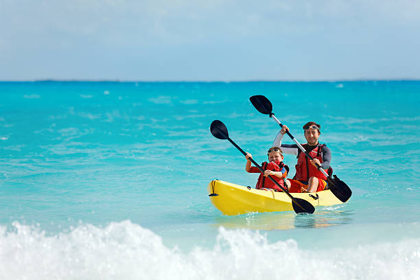 pai e filho de caiaque - family kayaking kayak canoeing imagens e fotografias de stock