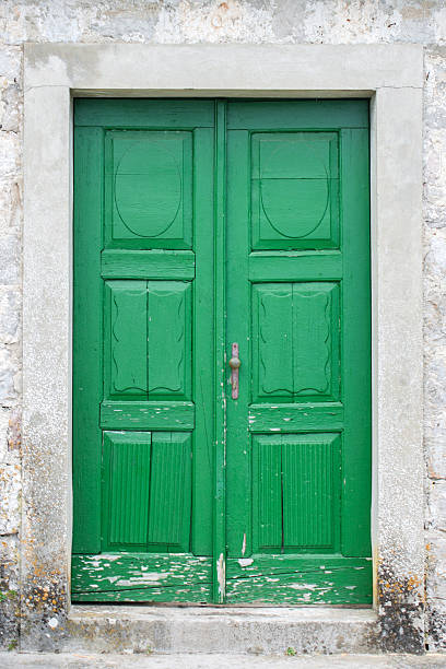 old green porte - doorstep door knocker door england photos et images de collection