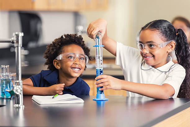 귀여운 초등학교 학생 웃는 수행하는 동안 과학 실험에서 클래스 - science child african ethnicity elementary student 뉴스 사진 이미지