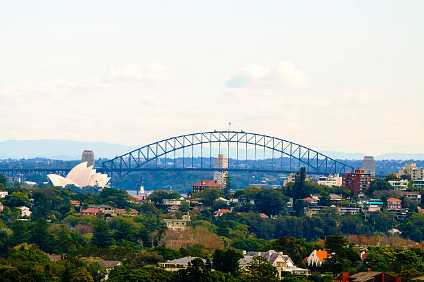 opera hous'i harbour bridge, widok z bondi, sydney, australia - sydney australia sydney harbor bridge opera house sydney opera house zdjęcia i obrazy z banku zdjęć