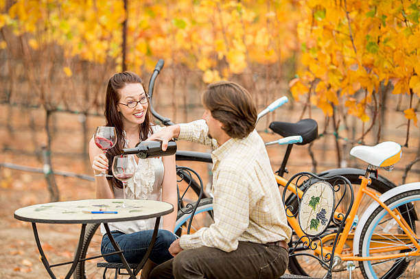 jeune couple savourer un vignoble - napa valley winetasting wine tasting photos et images de collection