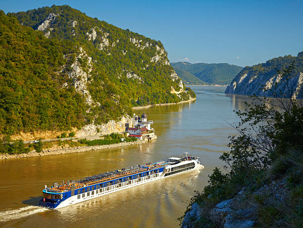 fiume danubio.   serbia e la romania bordo. - danube river serbia ravine romania foto e immagini stock