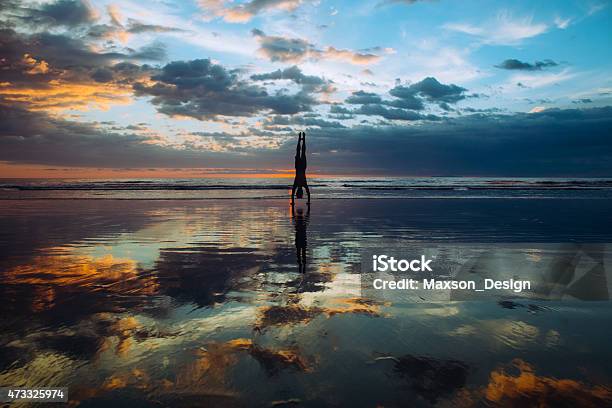 Sunset Beachhandstand Stockfoto und mehr Bilder von Aerobic - Aerobic, Fitnesstraining, Fotografie