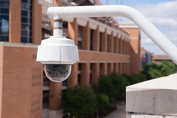 Video-Überwachungskamera, in der an der Wand hoch auf College-Campus – Foto