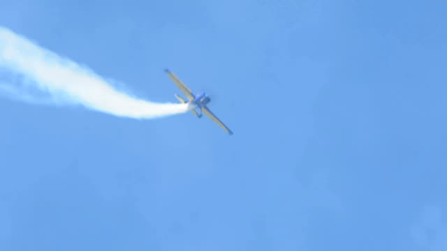 airplane aerobatics maneuvres