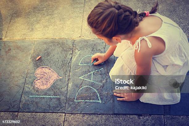 Vista Aérea De La Mujer Escribiendo En La Acera Foto de stock y más banco de imágenes de 2015 - 2015, 6-7 años, Acera