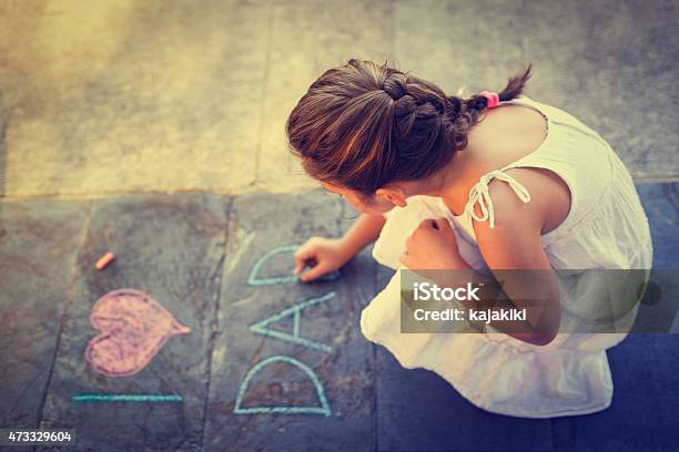 Vista Aérea De La Mujer Escribiendo En La Acera Foto de stock y más banco de imágenes de 2015 - 2015, 6-7 años, Acera