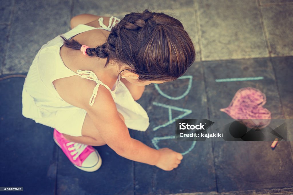 Vista aérea de la mujer escribiendo en la acera - Foto de stock de Día del padre libre de derechos