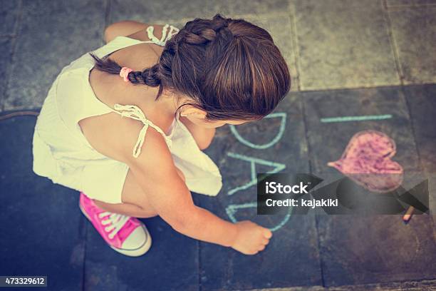 Vista Aérea De La Mujer Escribiendo En La Acera Foto de stock y más banco de imágenes de Día del padre - Día del padre, 2015, 6-7 años