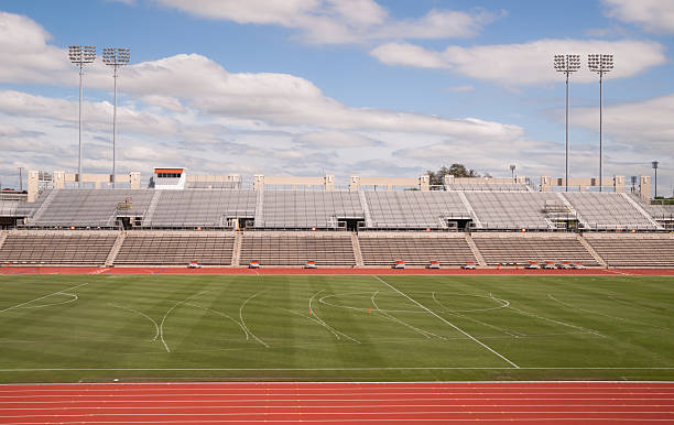 niveau collège athlétisme stadium puffy clouds ciel bleu  - track and field stadium photos et images de collection