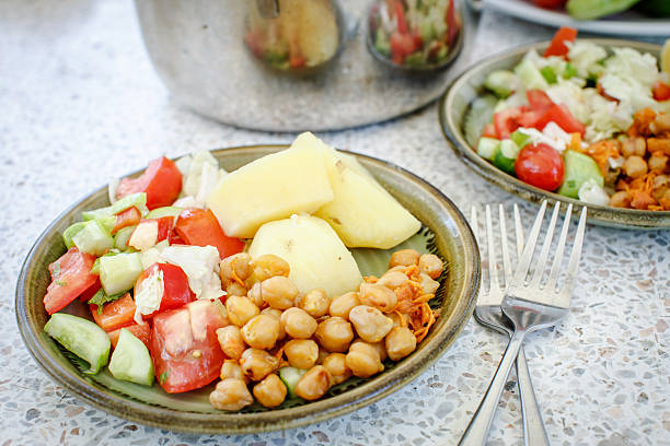 vegetariano pranzo - salad green pouring dip foto e immagini stock