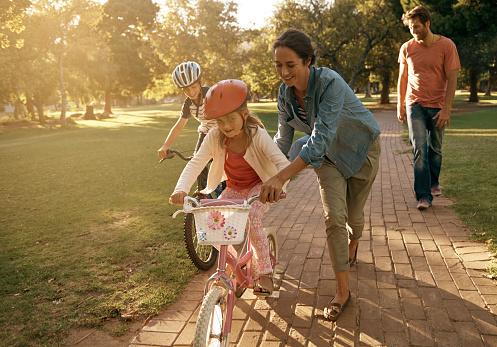Shot of a woman teaching her daughter how to ride a bicycle at the parkhttp://195.154.178.81/DATA/i_collage/pu/shoots/804584.jpg