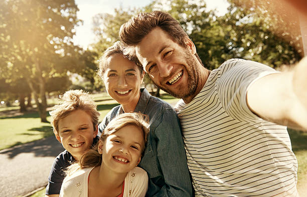 fotografía de amor y felicidad - familia con dos hijos fotografías e imágenes de stock