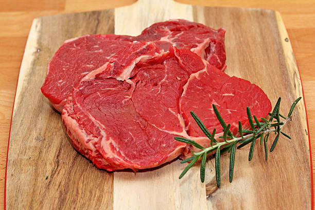fatias de carne de vaca crus, scotch cortado em filete - scotch steak imagens e fotografias de stock