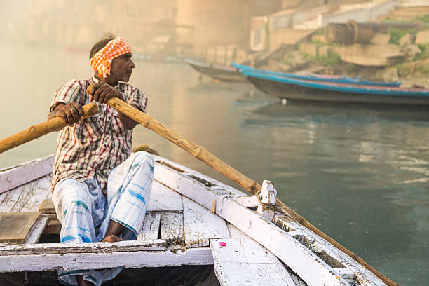 ヴァラナシボート oarsman - morning river ganges river varanasi ストックフォトと画像