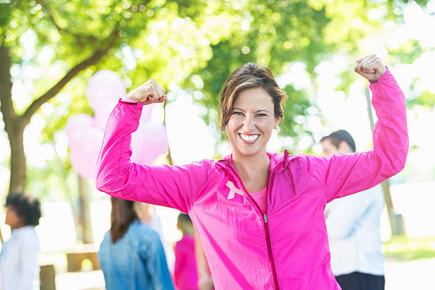 donna forte registrazione per corsa di beneficenza breast cancer awareness - cancer women womens issues friendship foto e immagini stock