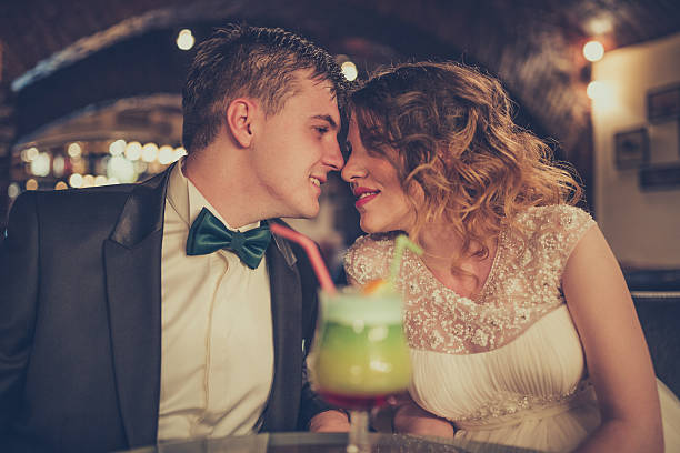 le marié et la mariée - young men young women bride hairstyle photos et images de collection