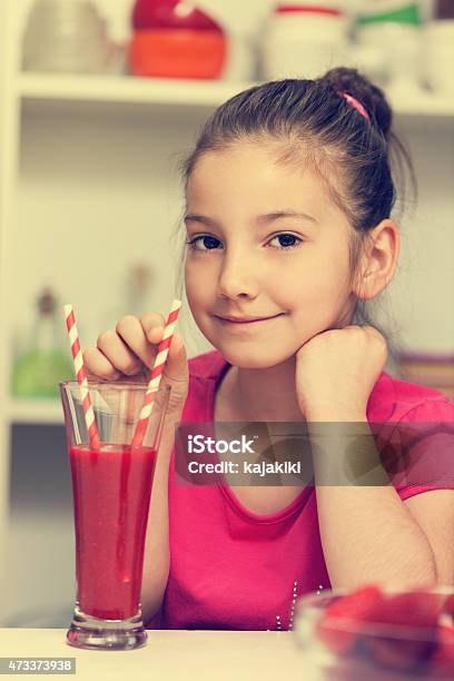 Hermosa Niña Saborea Un Batido De Fresa Foto de stock y más banco de imágenes de 2015 - 2015, 6-7 años, Alegre