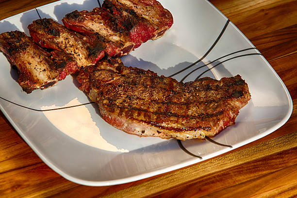 gegrilltes, baby back ribs und top sirloin-rumpsteak - lendensteak stock-fotos und bilder