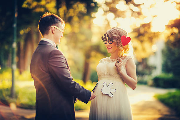 feliz casal - pair couple cheerful laughing - fotografias e filmes do acervo