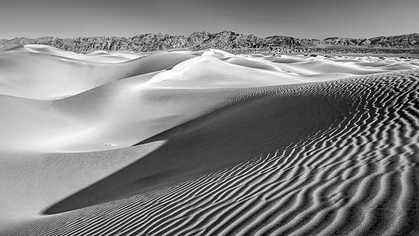 istock Desert Sand Dunes in Black and White 473398441
