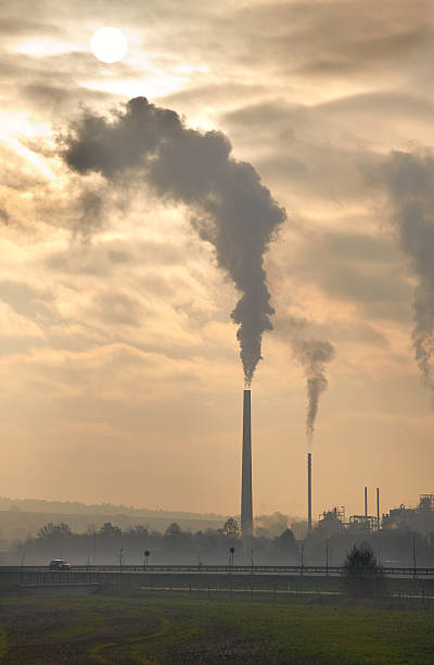 fabrik landschaft bei sonnenuntergang - coal fired power station stock-fotos und bilder