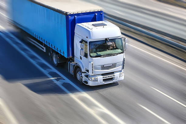 sposta sull'autostrada camion - blue bulk business cargo container foto e immagini stock