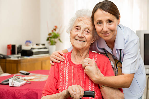 senior frau mit weiblichen krankenschwester - community outreach home caregiver care cheerful stock-fotos und bilder