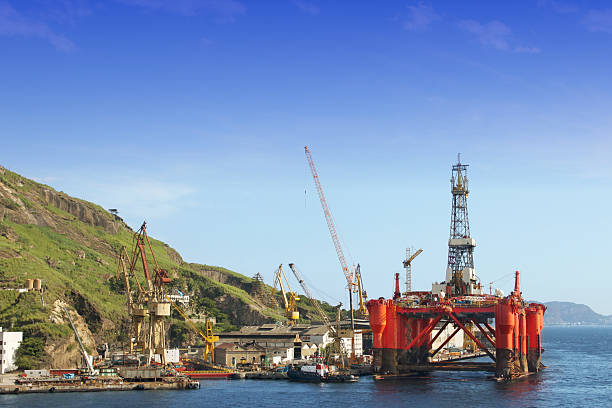 нефтяная платформа в судоверфь - oil rig brazil oil industry petroleum стоковые фото и изображения
