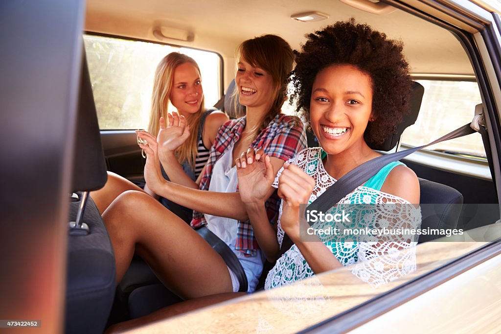 Drei Frauen sitzen auf der Rückseite des Autos auf Road Trip - Lizenzfrei Auto Stock-Foto