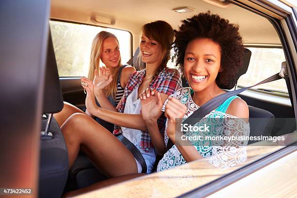 Drei Frauen Sitzen Auf Der Rückseite Des Autos Auf Road Trip Stockfoto und mehr Bilder von Auto