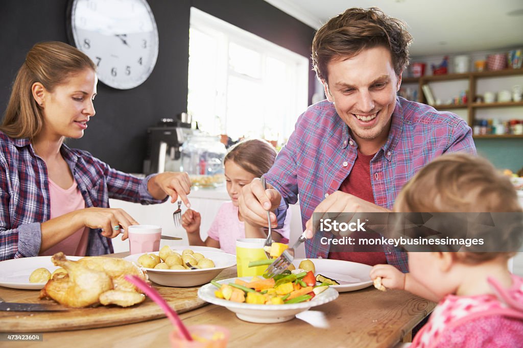 Familie essen Mahlzeit In Küche zusammen - Lizenzfrei Familie Stock-Foto