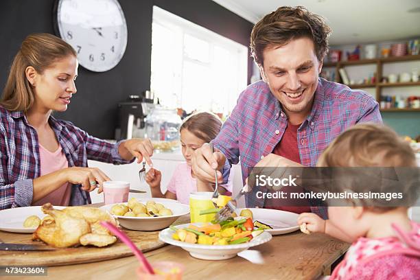 Familie Essen Mahlzeit In Küche Zusammen Stockfoto und mehr Bilder von Familie - Familie, Baby, Füttern