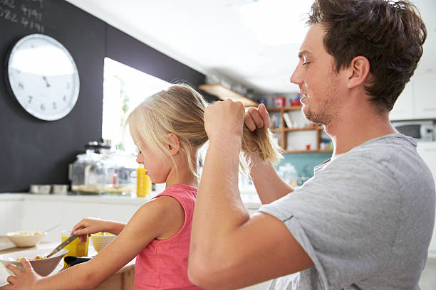 pai e filha de cabelo estilo na mesa de café da manhã - stay at home dad - fotografias e filmes do acervo