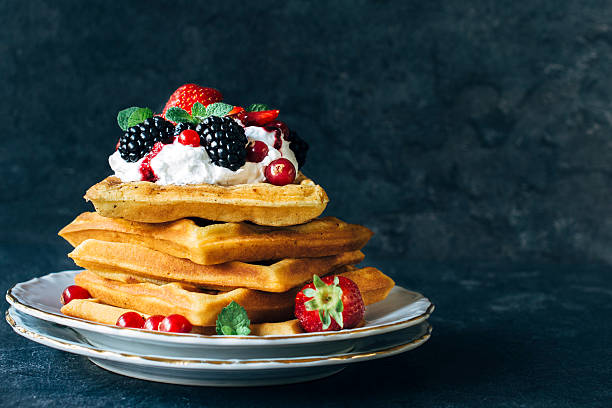 juicy gaufres - waffle waffled belgian waffle food photos et images de collection