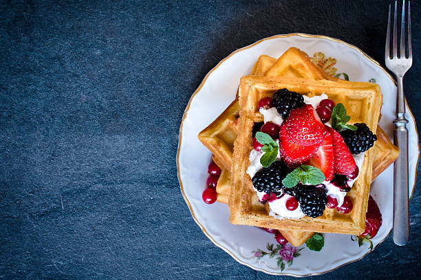 gaufres temps - waffle waffled belgian waffle food photos et images de collection