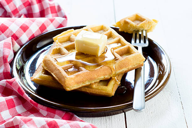 des gaufres avec miel et beurre - waffle waffled belgian waffle food photos et images de collection