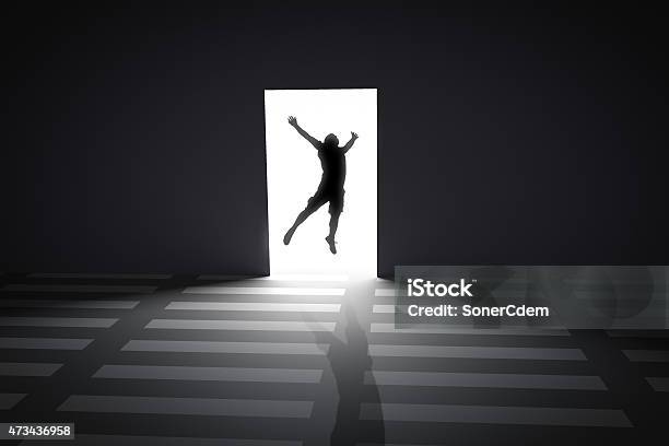 Die Person Springen Am Gate Mit Leichten Eröffnung Konzept Stockfoto und mehr Bilder von Hochspringen