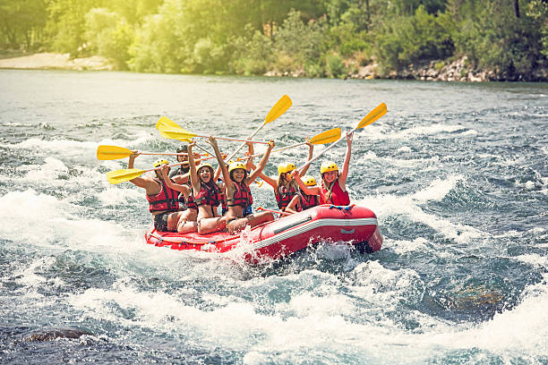 группа людей, рафтинг по бурной реке - rafting стоковые фото и изображения