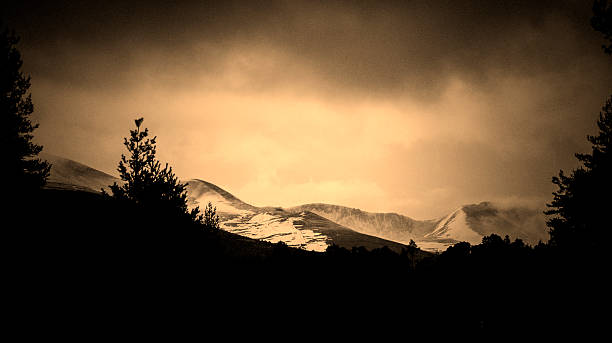 moody écossais mountain range - aviemore photos et images de collection