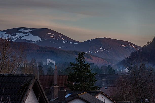 lointaines montagnes au coucher du soleil - aviemore photos et images de collection