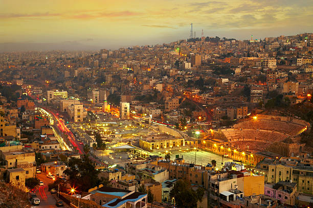 夜間照明のヨルダンの首都アンマンの - amman ストックフォトと画像