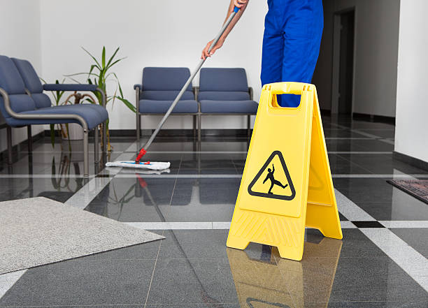 hombre con mopa y señal de suelo mojado - slippery fotografías e imágenes de stock