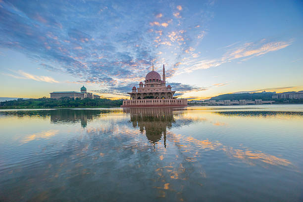 istock Sunrise At Putra Mosque, Putrajaya Malaysia 473445194