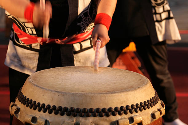 tambor taiko japonés - taiko drum fotografías e imágenes de stock